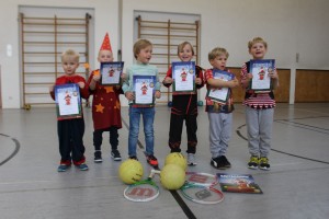 stolze Zauberlehrlinge und -Meister mit Urkunden