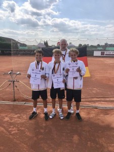 DTB-Team U12: v.li. Samuel Gampenrieder, Yannick Swoboda, Betreuer Björn Simon, Johann Nagel-Heyer