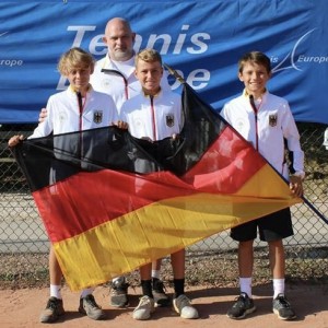 DTB-Team U12 v.li.: Johann Nagel-Heyer, Betreuer Björn Simon, Yannick Swoboda, Samuel Gampenrieder